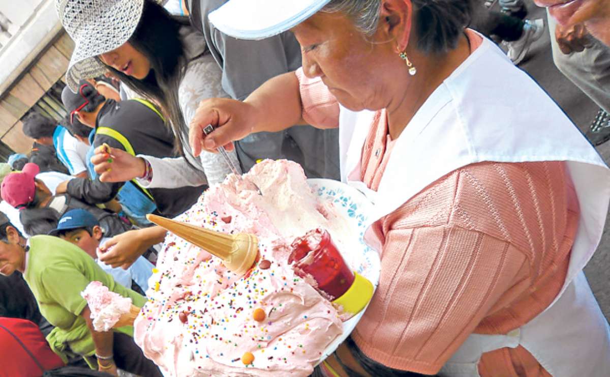 Los vendedores de espumilla forman parte del paisaje urbano capitalino. Su presencia es m&aacute;s notoria a la hora de salida de clases de escuelas y colegios. Foto: http://www.abritinecuador.com/