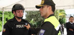 El coronel Patricio Pozo (d), director nacional de Control de Fronteras, explic&oacute; el funcionamiento de las c&aacute;maras de video.