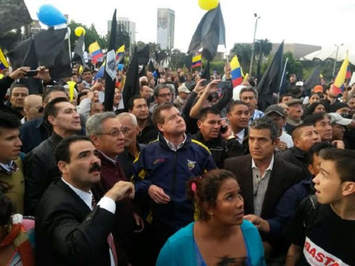 Manifestantes de Creo se re&uacute;nen en el sector del Arbolito para lo que ser&aacute; la marcha de la oposici&oacute;n. Foto: Fernando Sandoval / El TEL&Eacute;GRAFO.