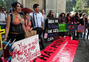La Marcha de las Putas inici&oacute; en el Ejido, recorri&oacute; las calles de la avenida Juan Le&oacute;n Mera y culmin&oacute; en la plaza Foch con un festival de arte y m&uacute;sica. Foto: Carina Acosta.