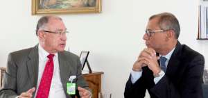 Juan Falcon&iacute; Puig (izq.), representante de Ecuador ante la OMC, dialoga con el vicepresidente Jorge Glas.