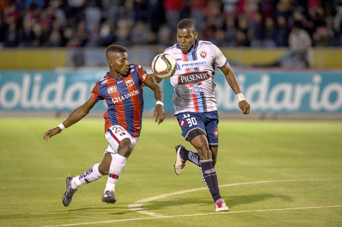 El menudo Juan Diego Rojas (i), de Deportivo Quito, le gan&oacute; el duelo a Giovanny Caicedo, que ayer no mostr&oacute; su mejor nivel. El Quito se alz&oacute; con el triunfo. Foto: Fernando Sandoval / El Tel&eacute;grafo