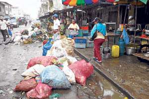Las calles han sido ocupadas por los comerciantes, por eso los transportistas y peatones tienen que buscar otros lugares para evitar el caos y la contaminaci&oacute;n.