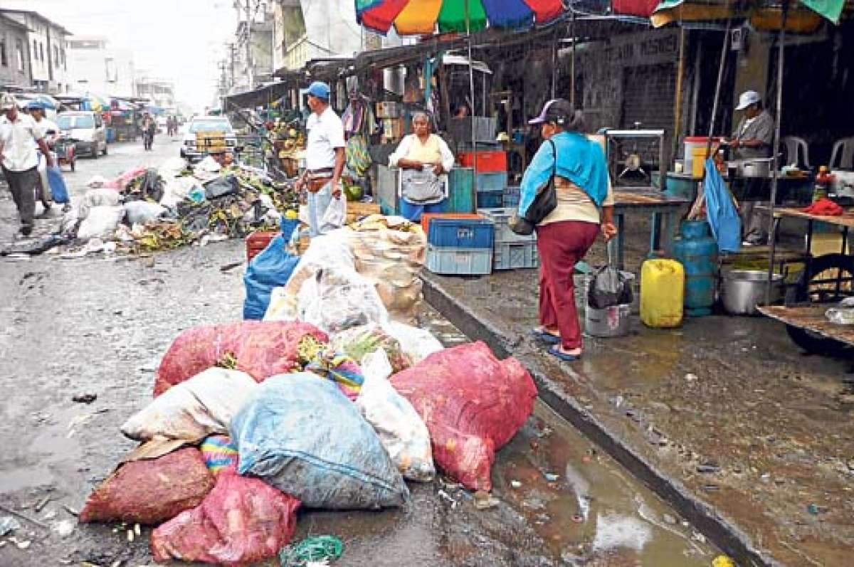 Las calles han sido ocupadas por los comerciantes, por eso los transportistas y peatones tienen que buscar otros lugares para evitar el caos y la contaminaci&oacute;n.