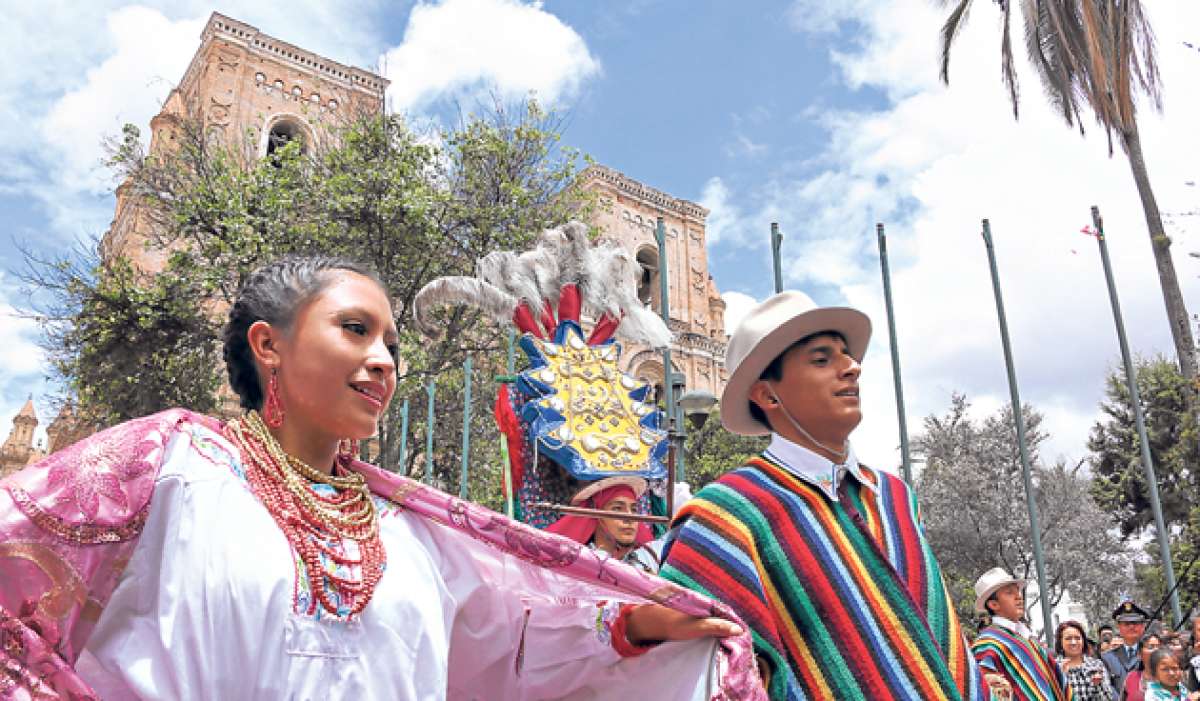 Las denominadas &lsquo;cholas cuencanas&rsquo; bailan en las diferentes calles de la Atenas del Ecuador. Foto: Fernando Machado/ El Tel&eacute;grafo