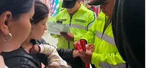 Personal de Migraci&oacute;n coloca brazaletes a venezolanos con atenci&oacute;n prioritaria.