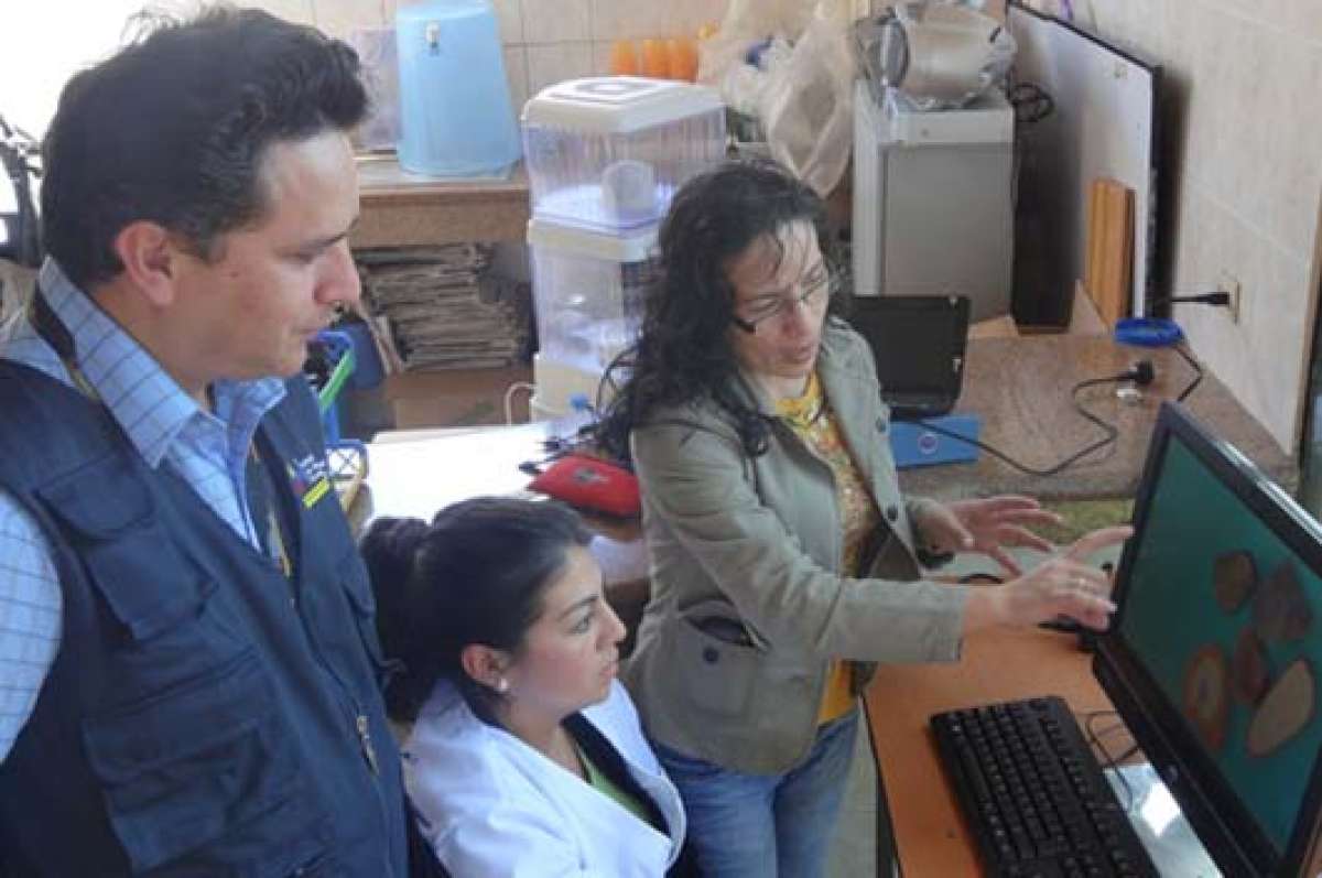 T&eacute;cnicos del MIES prueban los equipos inform&aacute;ticos que proporcion&oacute; la cartera de Estado. Foto: Cortes&iacute;a MIES Tungurahua