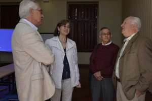 Juan Neira (dcha.), titular de agua potable y alcantarillado de Paco Moncayo, habla con sus compa&ntilde;eros del equipo de Mauricio Rodas. Foto: Miguel Jim&eacute;nez | El Tel&eacute;grafo