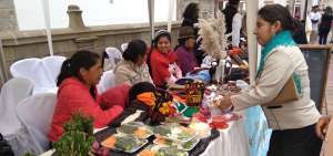 Productores y artesanos se congregaron en el parque Pedro Vicente Maldonado en Riobamba.