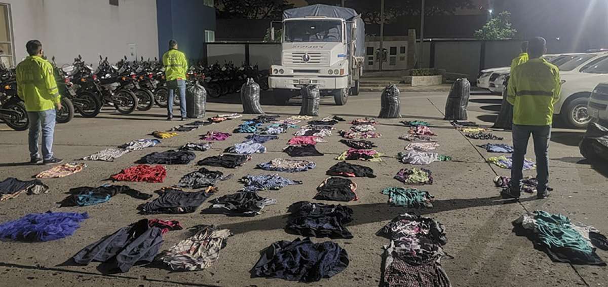 Autoridades policiales exhiben las evidencias que se encontraron ayer, tras una intervenci&oacute;n policial en Guayas. El caso tom&oacute; tres meses de investigaci&oacute;n.