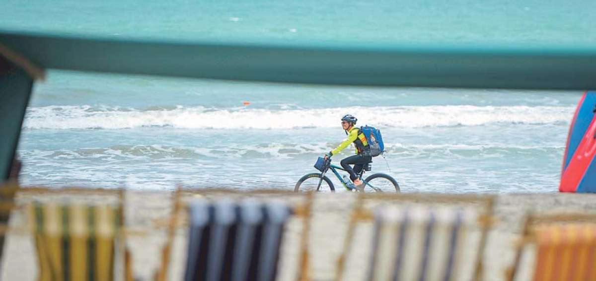 Son pocas las personas que acuden a la playa de Pedernales para disfrutar del mar. Quienes visitan la ciudad lo hacen mayormente por trabajo.