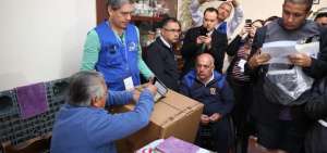 Luis Panchi, de 73 a&ntilde;os, fue uno de los primeros ciudadanos en sufragar dentro del programa Voto en Casa. 