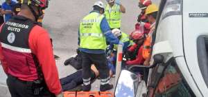 Una persona fallecida dej&oacute; la volcadura de un cami&oacute;n en Quito