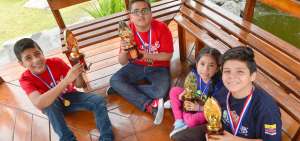 Nicol&aacute;s Re&aacute;tegui (i), Jes&uacute;s Carri&oacute;n, Dom&eacute;nica Baculima y Theo Santacruz muestran sus reconocimientos luego de participar en la competencia internacional, que se realiz&oacute; en Rusia, en julio.