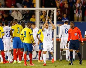Landon Donovan (10) saluda a los hinchas mientras abandona la cancha durante el partido ante Ecuador. Foto: AFP.