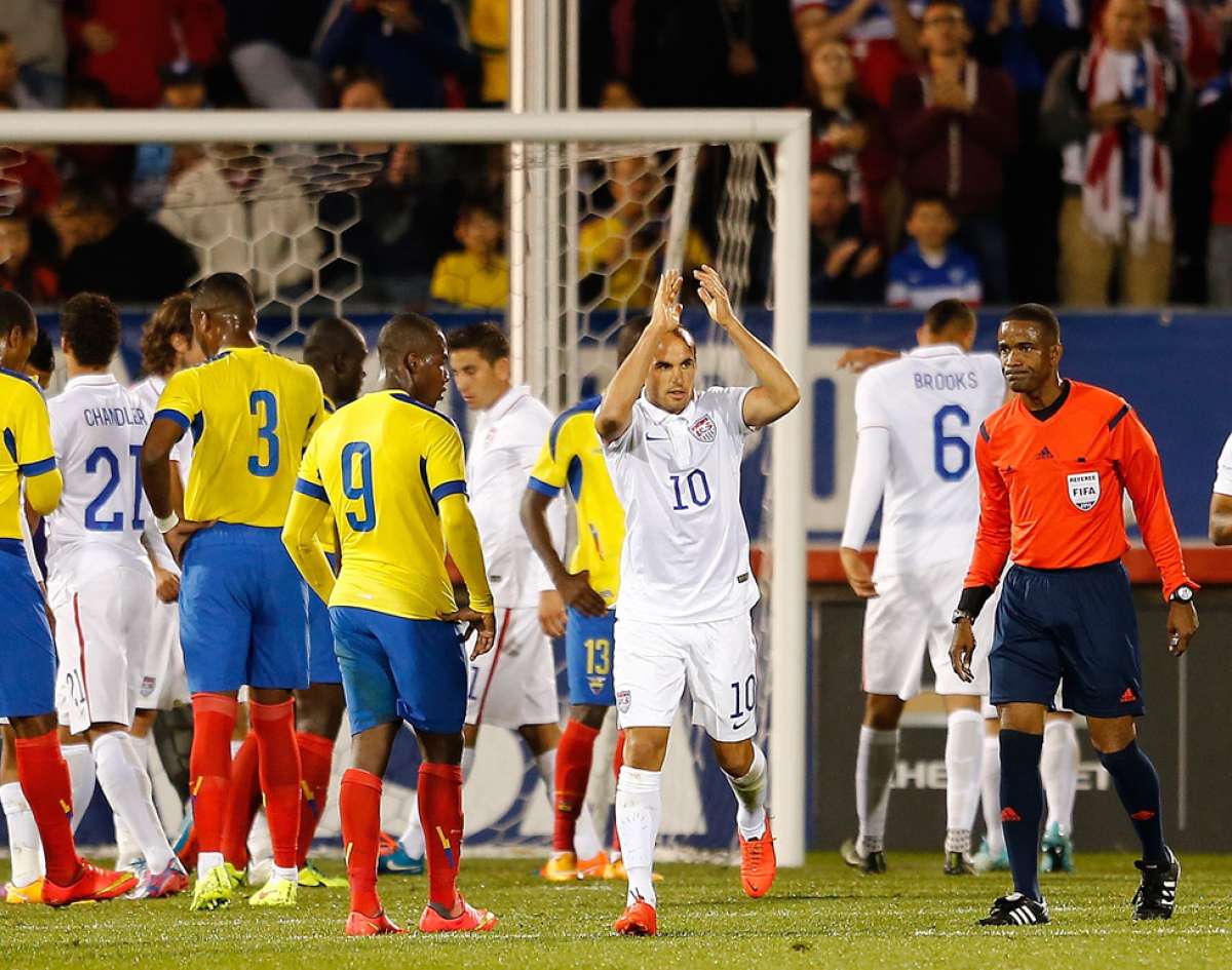 Landon Donovan (10) saluda a los hinchas mientras abandona la cancha durante el partido ante Ecuador. Foto: AFP.