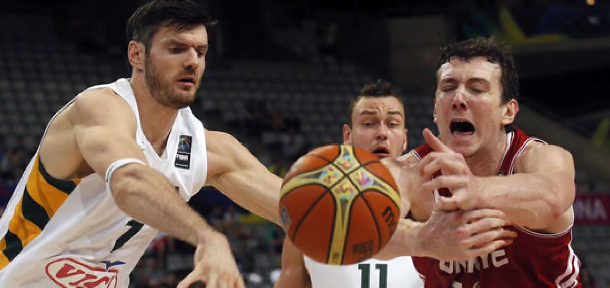 La selecci&oacute;n de Lituania (blanco) elimin&oacute; a Turqu&iacute;a y sigue en carrera en el Mundial. Foto tomada de Marca.com