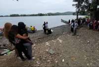 Dentro de los rescatados tras el hundimiento de una canoa constan menores de edad.