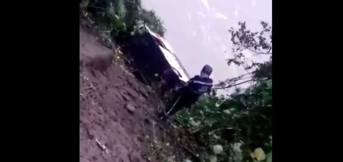 Tres muertos tras caer bus a un abismo en la v&iacute;a Al&oacute;ag-Santo Domingo