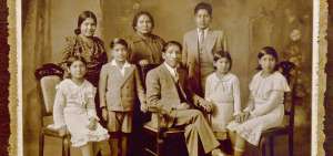 Autorretrato de Mart&iacute;n Chambi, quien aparece junto con su familia vestido de traje aburguesado. Esta imagen est&aacute; expuesta en la secci&oacute;n &ldquo;Retratos&rdquo;.
