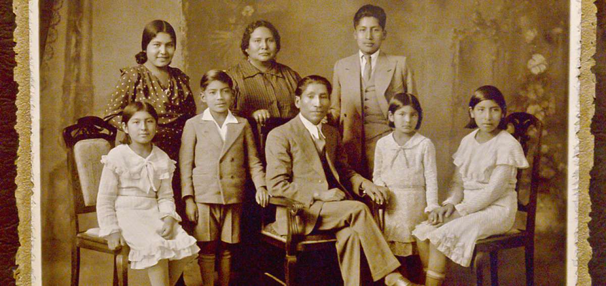 Autorretrato de Mart&iacute;n Chambi, quien aparece junto con su familia vestido de traje aburguesado. Esta imagen est&aacute; expuesta en la secci&oacute;n &ldquo;Retratos&rdquo;.