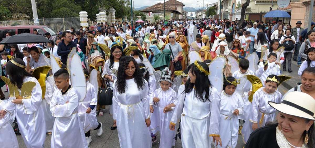 Previo al gran Pase del Ni&ntilde;o Viajero, que se desarrollar&aacute; hoy en el centro hist&oacute;rico de Cuenca, los colegios y las instituciones p&uacute;blicas tambi&eacute;n hicieron sus propias procesiones por las calles de la ciudad.