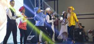 Grupos de danza participaron con coreograf&iacute;as y canciones del etnomusic&oacute;logo Schubert Ganchozo en la inauguraci&oacute;n de la feria. 