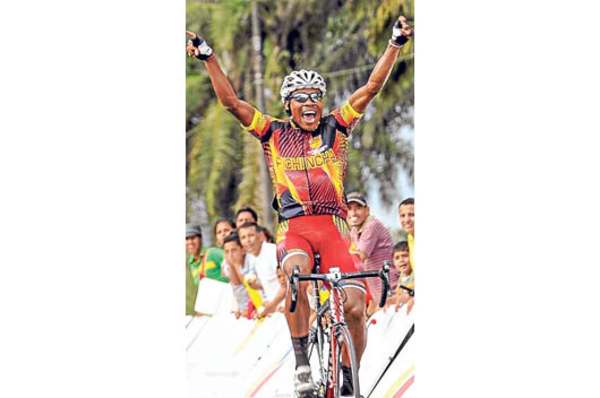 El ciclista Jos&eacute; Bone, del equipo Concentraci&oacute;n Deportiva de Pichincha, celebra su victoria en el circuito que se realiz&oacute; en La Concordia. Foto: &Aacute;lvaro P&eacute;rez.