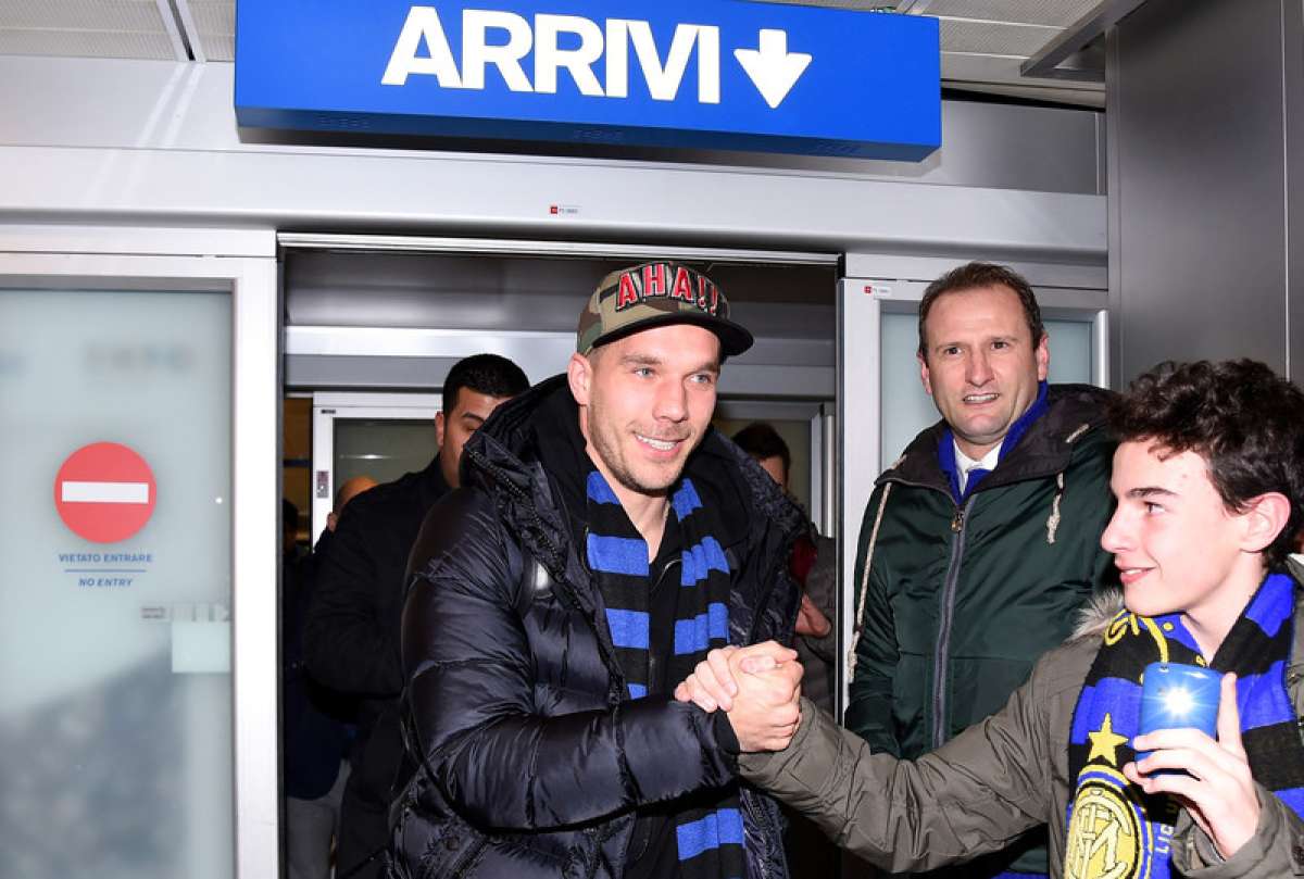 Lukas Podolski fue recibido en el aeropuerto por la dirigencia del Inter de Milan y aficionados del club italiano. Foto: Tomada de www.inter.it