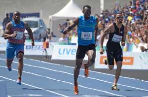 Usain Bolt (c.) solo ha corrido en tres competencias durante este a&ntilde;o debido a una lesi&oacute;n en unos de sus pies. Foto: AFP