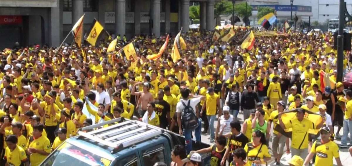 Cientos de hinchas marcharon por los 92 a&ntilde;os de fundaci&oacute;n del '&Iacute;dolo'