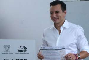 El presidente Daniel Noboa llegó al recinto electoral de Olón, provincia de Santa Elena.