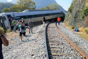 El accidente dej&oacute; 13 fallecidos y 98 personas heridas. 