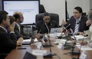 El ministro de Finanzas, Fausto Herrera,  explic&oacute; ante la Comisi&oacute;n de R&eacute;gimen Econ&oacute;mico los alcances de la proforma presupuestaria 2016. Foto: Asamblea Nacional