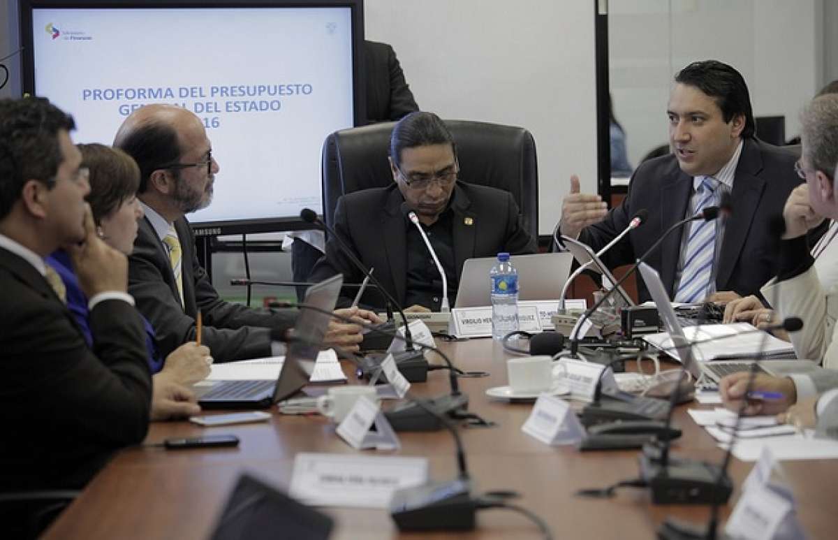 El ministro de Finanzas, Fausto Herrera,  explic&oacute; ante la Comisi&oacute;n de R&eacute;gimen Econ&oacute;mico los alcances de la proforma presupuestaria 2016. Foto: Asamblea Nacional