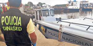 Agentes de la Dinased estuvieron en el muelle La Fragata, en el sur de Guayaquil, donde llegaron las v&iacute;ctimas. Foto: Cortes&iacute;a