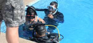 &rarr; 67 chicos en proceso de rehabilitaci&oacute;n por consumo problem&aacute;tico de drogas fueron al GOE, donde practicaron descenso, buceo y artes marciales.