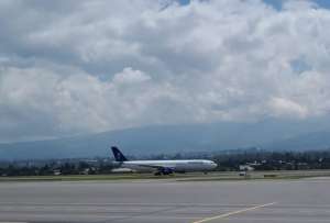 Ecuatorianos repatriados de Ucrania arribaron en el primer vuelo humanitario