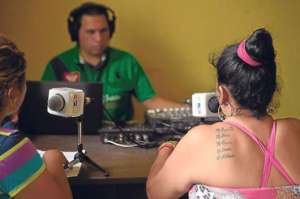 En el consultorio m&eacute;dico del Centro de Rehabilitaci&oacute;n se instalaron los equipos para el programa de radio. Foto: William Orellana/El Tel&eacute;grafo