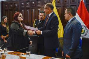 Roc&iacute;o Florent&iacute;n, ministra Secretaria Ejecutiva de la Senadis, entrega una placa al vicepresidente Jorge Glas; a la derecha, &Aacute;lex Camacho, titular de Setedis. Foto: Miguel Jim&eacute;nez / El Tel&eacute;grafo.