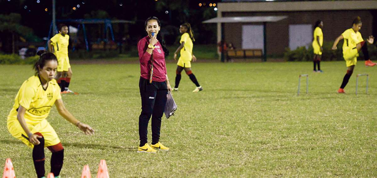 La directora t&eacute;cnica de Barcelona, Joselyn Monta&ntilde;o, en una de las pr&aacute;cticas en las canchas que el club utiliza en el Parque Samanes.