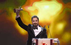 Pablo Larra&iacute;n, de 38 a&ntilde;os, recibi&oacute;  el Oso de Plata por su pel&iacute;cula que arremete contra la Iglesia cat&oacute;lica y pone al desnudo sus culpables silencios. Foto: AFP