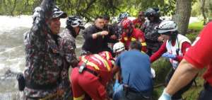Rescatan el cad&aacute;ver de un hombre del r&iacute;o Tomebamba