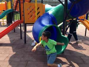 Uno de los peque&ntilde;os corre por la zona adoquinada del parque. Foto: H&eacute;ctor Marcillo