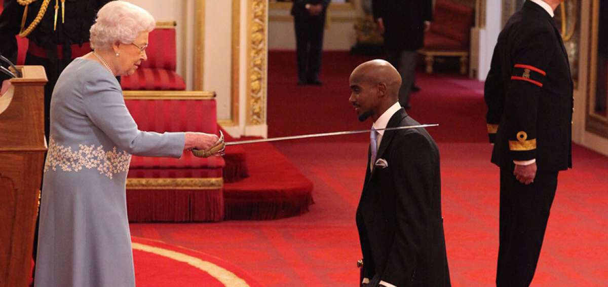 Mo Farah recibe la distinci&oacute;n por sus servicios al deporte brit&aacute;nico