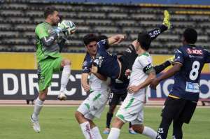 El portero Sebasti&aacute;n Bl&aacute;zquez no pudo evitar la ca&iacute;da de su porter&iacute;a. Foto: EFE 