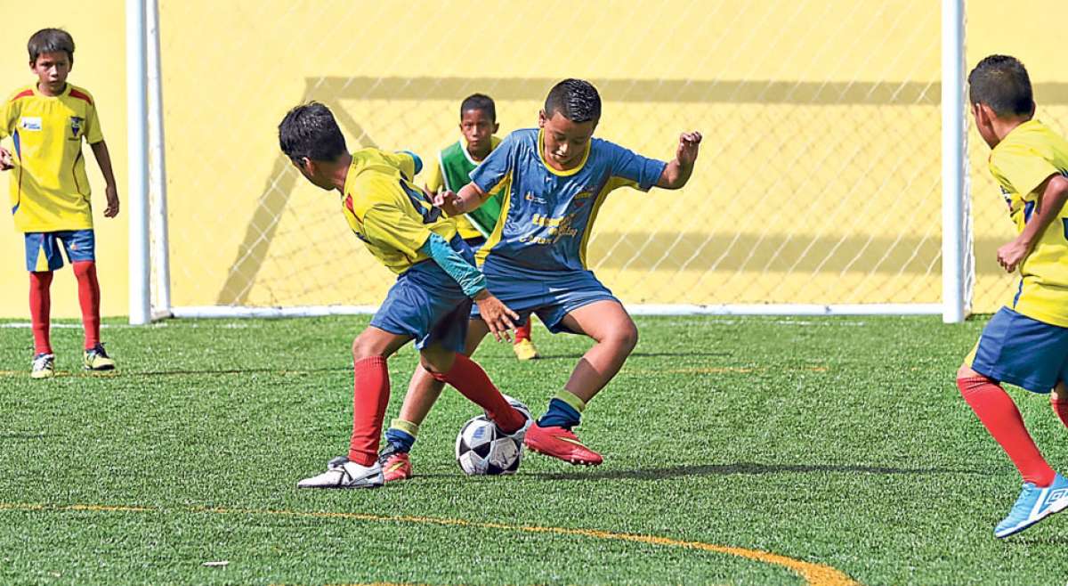 La entrega de los uniformes se realizar&aacute; en la cancha sint&eacute;tica de Fedenador, donde ya se entrenan varios equipos que participar&aacute;n en el torneo. Foto: Miguel Castro / El Tel&eacute;grafo