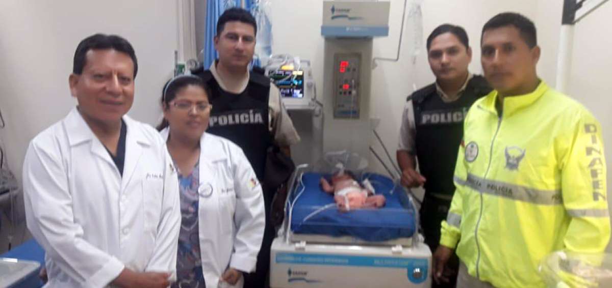 Miembros de la Polic&iacute;a Nacional y m&eacute;dicos que dieron socorro al reci&eacute;n nacido abandonado en el Bloque 11 de Basti&oacute;n Popular.