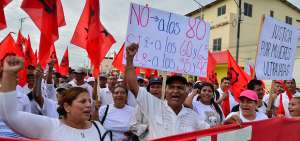 Trabajadores de las empresas, universidades y gobiernos seccionales se congregaron, luego de la marcha, en la Plaza C&iacute;vica de Manta.