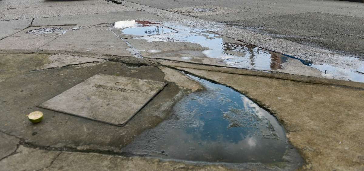 El rebosamiento de las aguas residuales, en la intersecci&oacute;n de las calles Benjam&iacute;n Carri&oacute;n y 18I NO, afecta incluso las aceras.